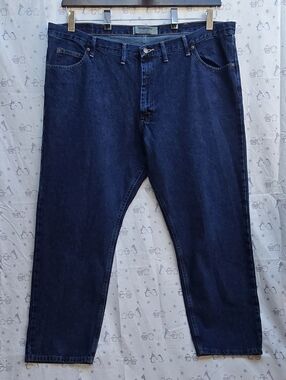 Wrangler Men’s Relaxed Fit Jeans in Dark Blue Denim. Size 46x30